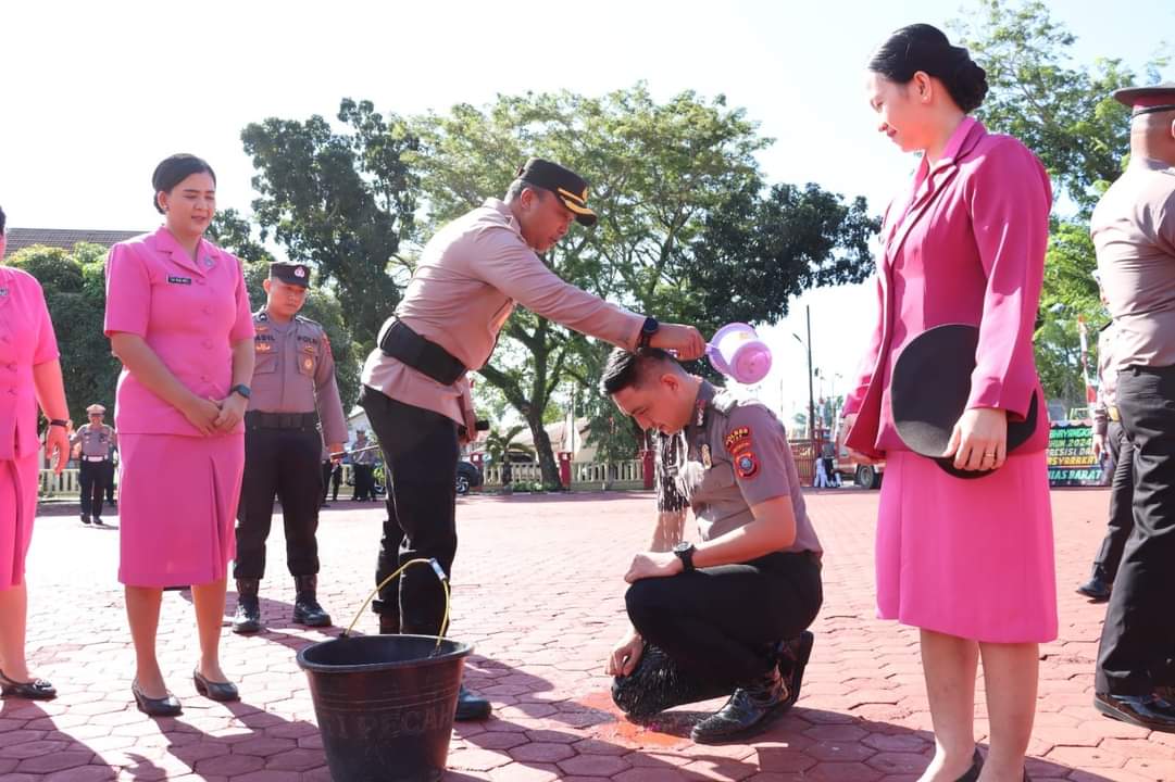 35 Personil Polres Nias Mendapatkan Kenaikan Pangkat Setingkat Lebih Tinggi