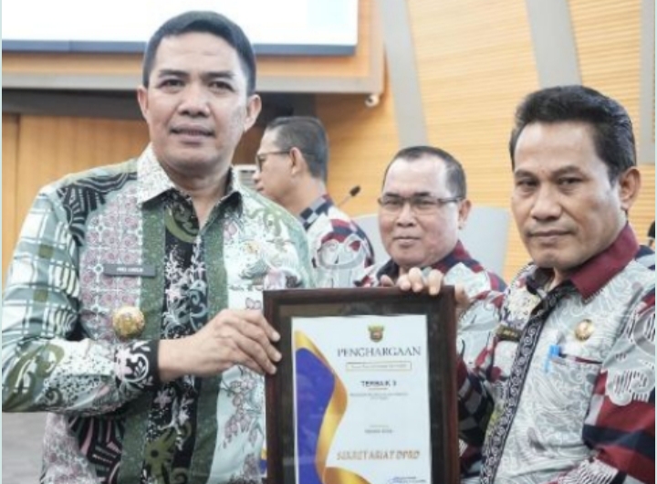Perangkat Daerah Terbaik, Setwan Terima Penghargaan dari Wali Kota Samarinda