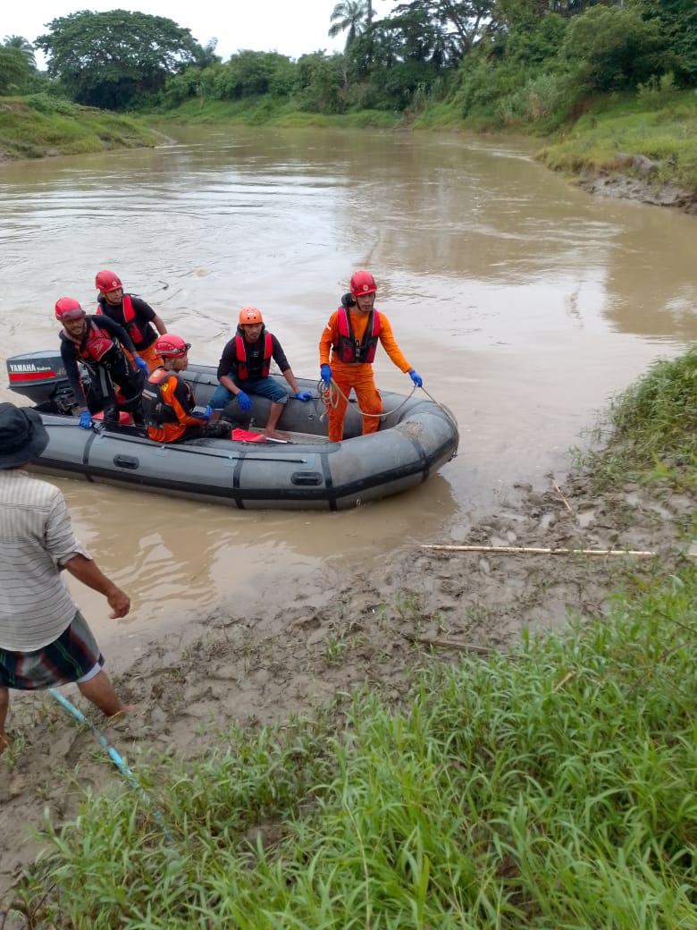 Setelah Diupayakan Pencarian Selama Tiga Hari, Akhirnya  Jasad Sri Wahyuni 13 Tahun Yang Tenggelam Di Sungai Peureulak Ditemukan