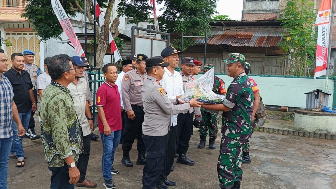 Koramil 09/SPU Terima Kejutan Dari Kapolsek Simpang Ulim Dalam Rangka HUT TNI Ke-79