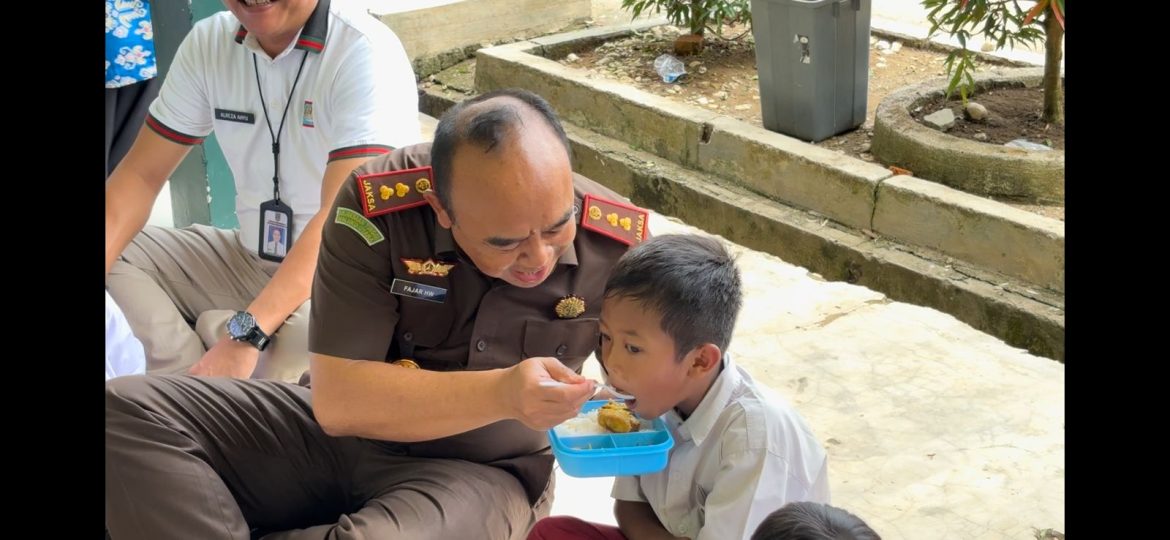 Dukung Program Asta Cita, Kejari Rohul Bagikan Makanan Bergizi Gratis untuk Ratusan Siswa SDN 028 Rambah Hilir