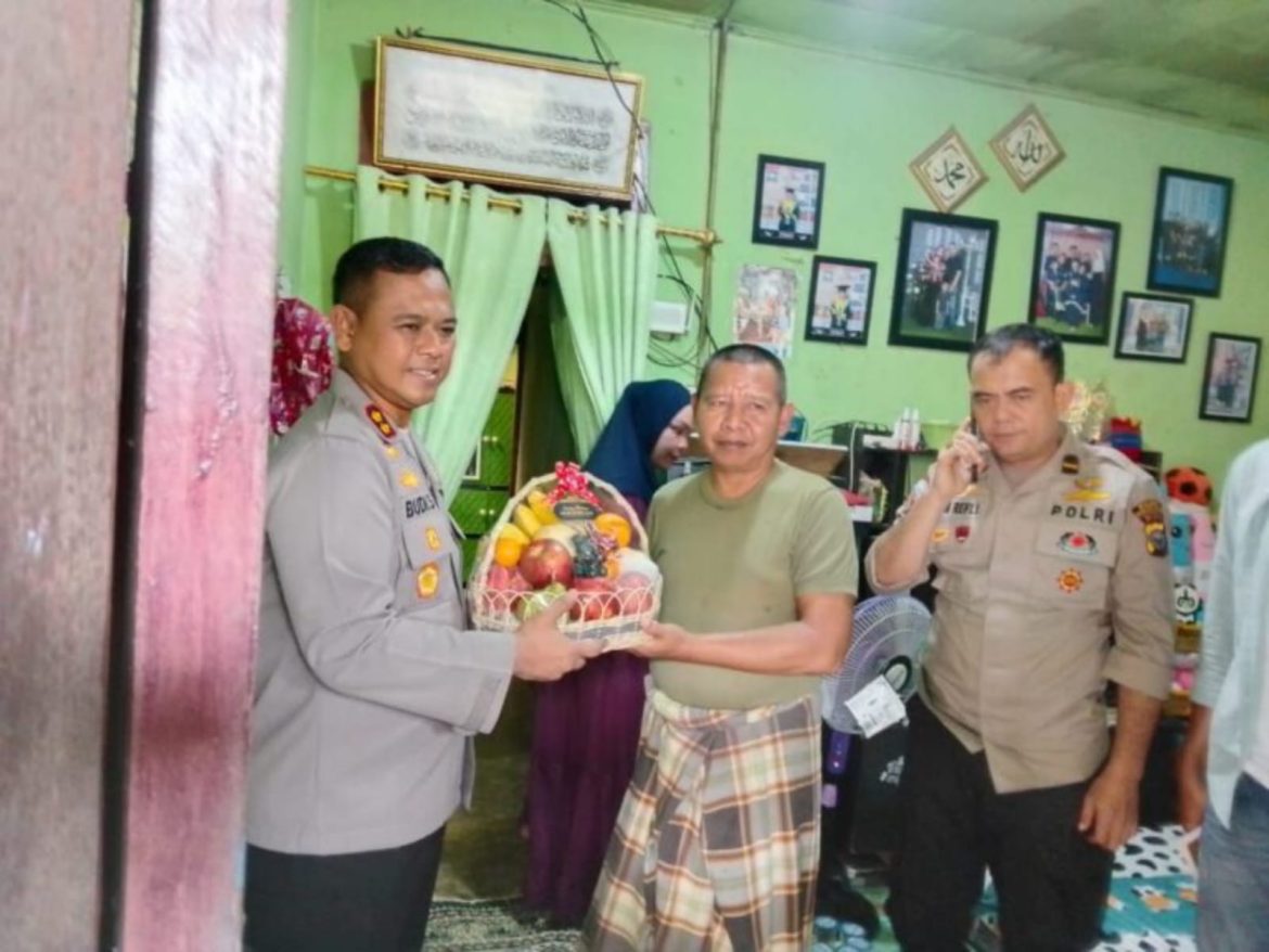 Sebagai Bentuk Sinergitas Dan Kepedulian Polres Rokan Hulu, Kapolres Rohul Jenguk Salah Satu Rekan Media Yang Sedang Sakit