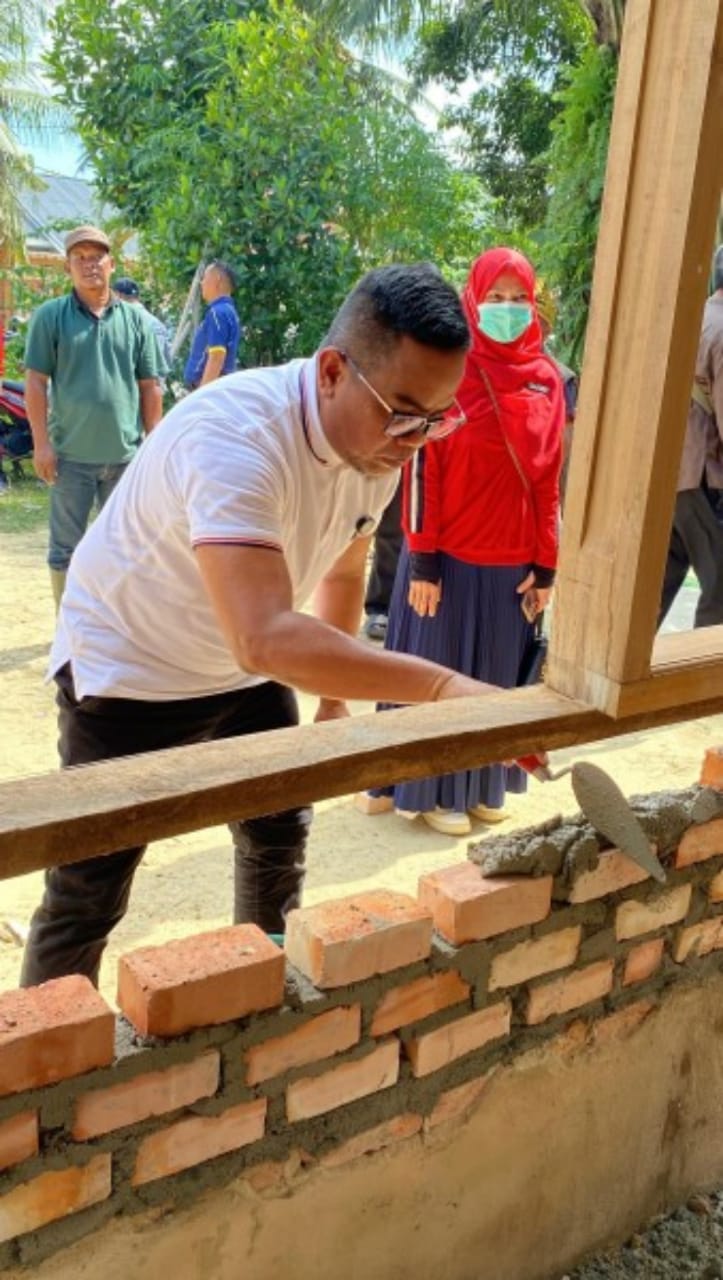 Bupati Pelalawan H.Zukri Gotong Royong Bedah Rumah di Kelurahan Sei Kijang 