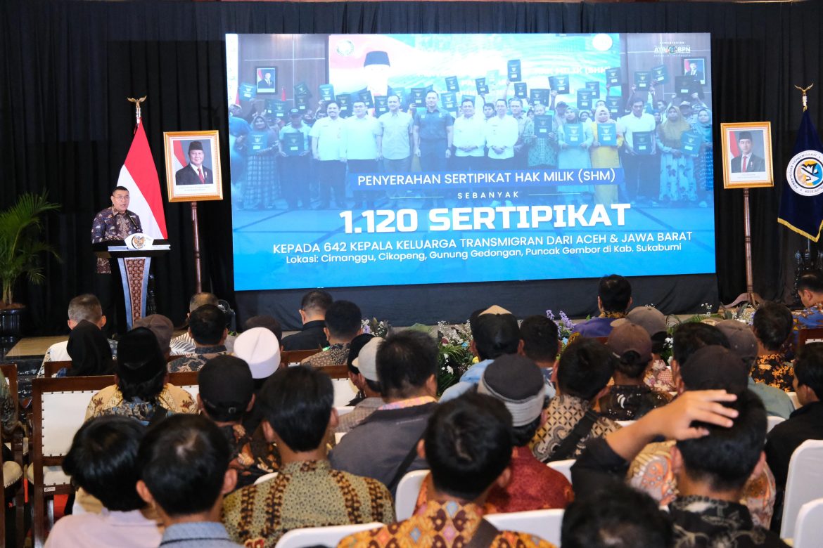 Pemerintah Serahkan 1.120 Sertipikat Tanah untuk Transmigran di Sukabumi, Wamen Ossy: Ini Pengakuan Negara