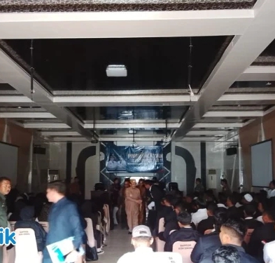 Bupati Aceh Singkil Menyampaikan Arahan Di Pelatihan Koprasi Merah Putih Tiba Mati Lampu Gelap 