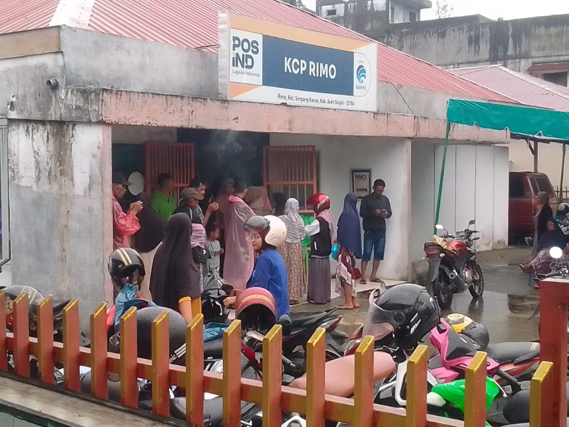 Ratusan Warga Masyarakat Kecamatan Gunung Meriah, Kabupaten Aceh Singkil, Mengantri Di Kantor Pos Rimo 