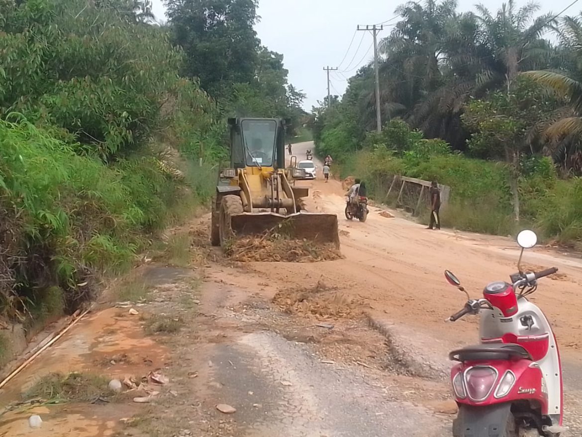 Jalan Lintas Cingkam Kecamatan Gunung Meriah, Aceh Singkil,Salurkan bantuan Alat Ekskavator Dari PT Nafasindo 