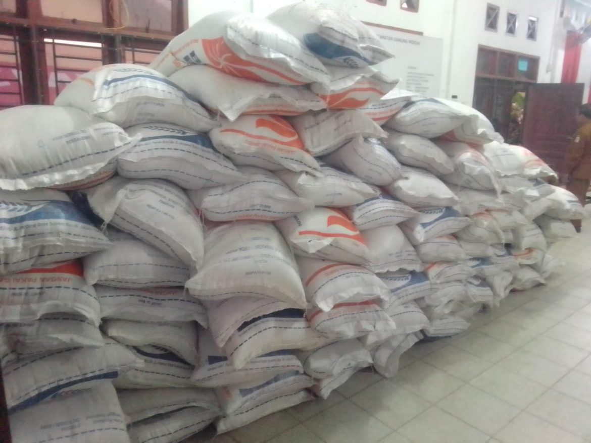 Pemerintah Aceh Gumer Bersama BNPB Salurkan Bantuan 60 Ton Beras Kepada Korban Banjir Di Singkil