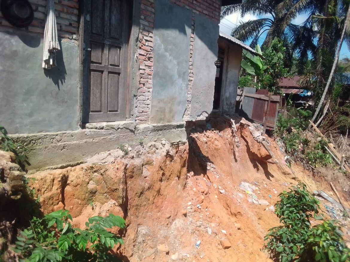 Dua Unit Rumah Di Desa Cingkam, Kecamatan Gunung Meriah, Aceh Singkil, Mengalami Longsor Akibat Curah Hujan Yang Cukup Tinggi