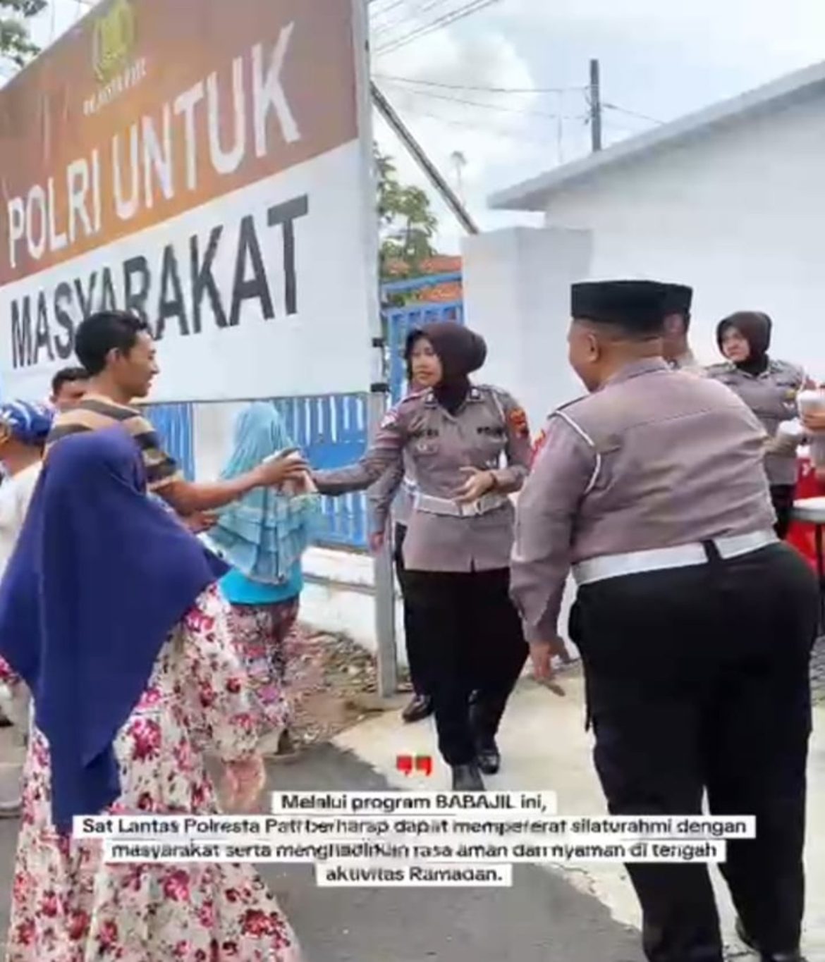 Satlantas Polresta Pati Bagikan Takjil, Anggota Ur BPKB Ikut Serta ‎