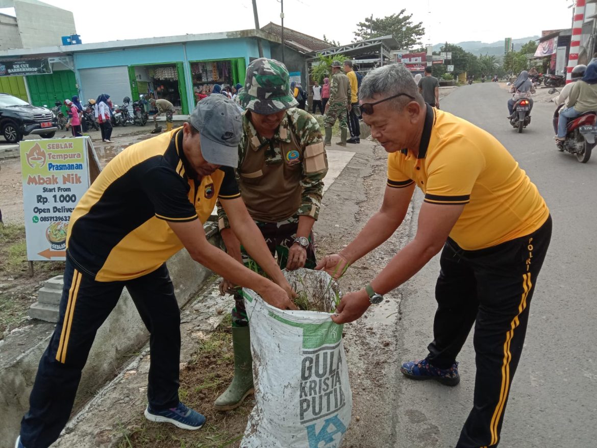 Aksi Jumat Bersih di Sukolilo, Polisi hingga Pelajar Turun Tangan Percantik Pasar Desa
