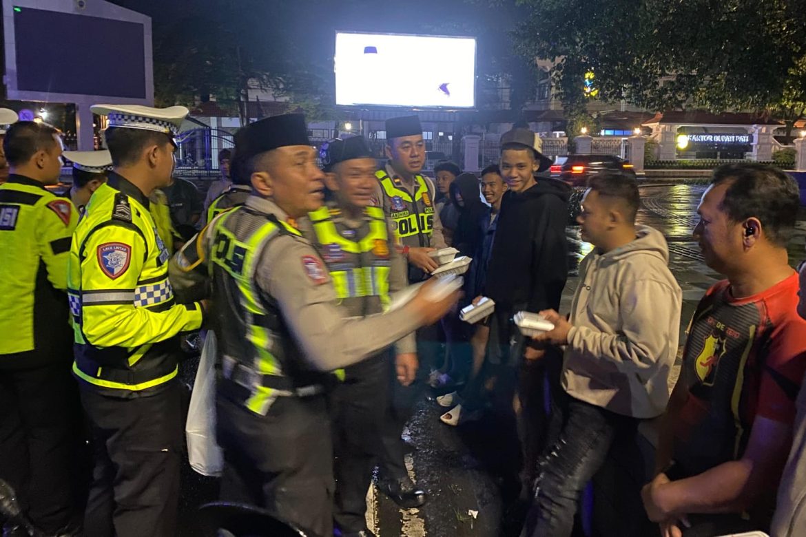 RAMADHAN 1447 H, SATLANTAS POLRESTA PATI AJAK MASYARAKAT SAHUR ON THE ROAD