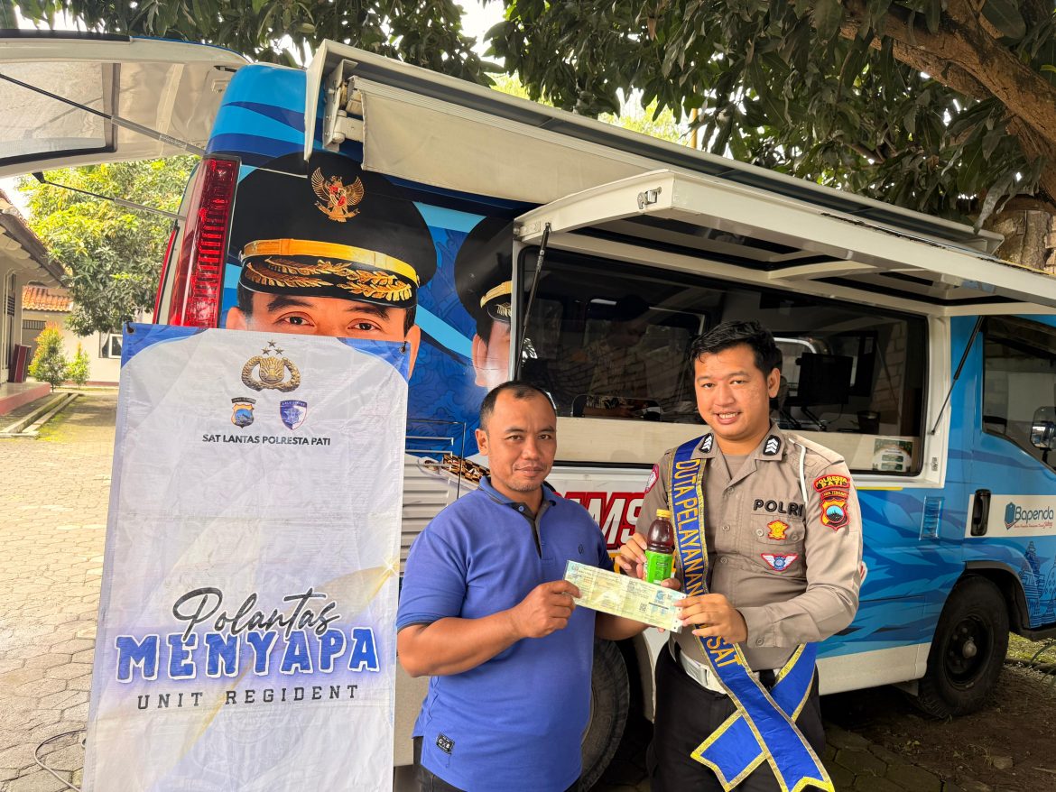 Polantas Menyapa, Satlantas Pati Hadir & Dekat Masyarakat dalam Pelayanan Mobile Samsat Keliling.