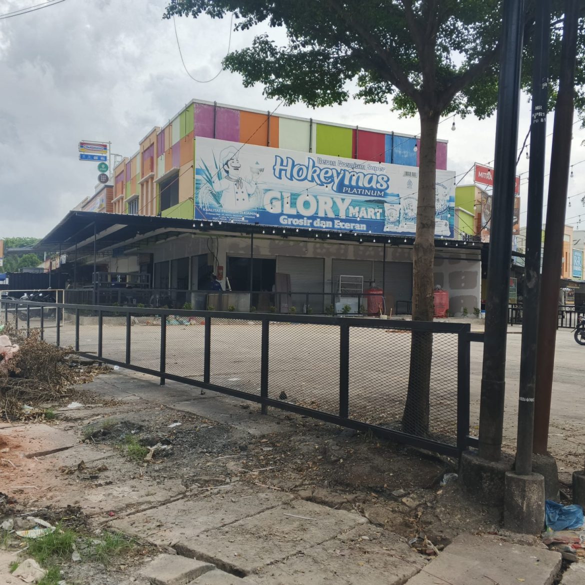 Pengusaha Nakal Kuasai Lahan Jalan & Penghijauan Simpang Nato! Akses Pejalan Kaki Ditutup Pagar, Warga Desak Dinas Terkait Bertindak Tegas