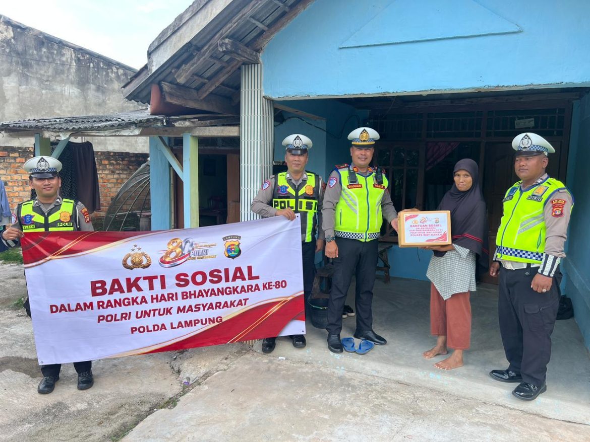 Sambut Hari Bhayangkara ke-80, Polres Way Kanan Salurkan Ratusan Paket Sembako untuk Warga