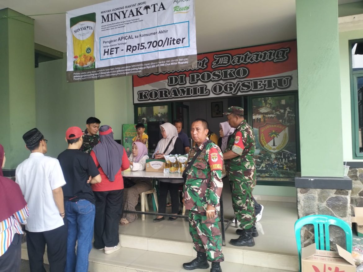 Bantu Ringankan Beban Warga, Koramil 06/Setu Gelar Bazar Minyak Goreng Murah “Minyak Kita”