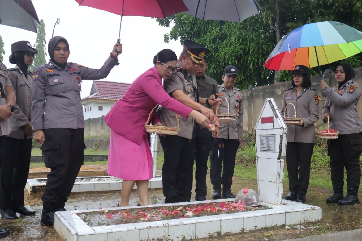 Hujan Deras Iringi Ziarah dan Tabur Bunga Hari Bhayangkara ke-80, Polres Pelalawan Teguhkan Semangat Pengabdian