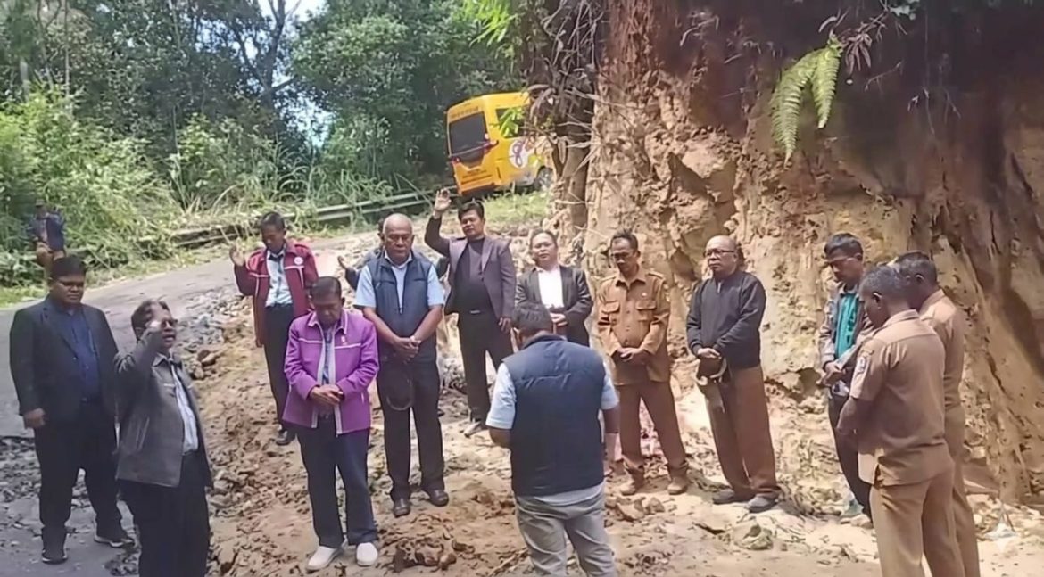 Warga Kecamatan Borbor, Habornas Berdoa Bersama di Ruas Jalan Rusak Milik Provinsi Sumut
