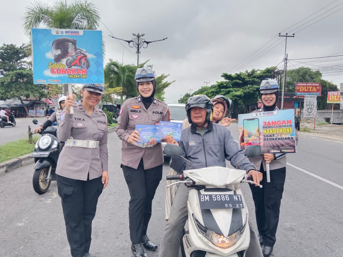 Polantas Humanis Turun ke Jalan, Pengendara Tertib Dapat Helm SNI Gratis
