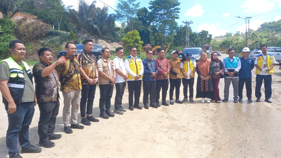 Bupati Kolaka Timur Tinjau Lokasi Pembangunan Bak PDAM di Sekitar Waduk Ladongi   