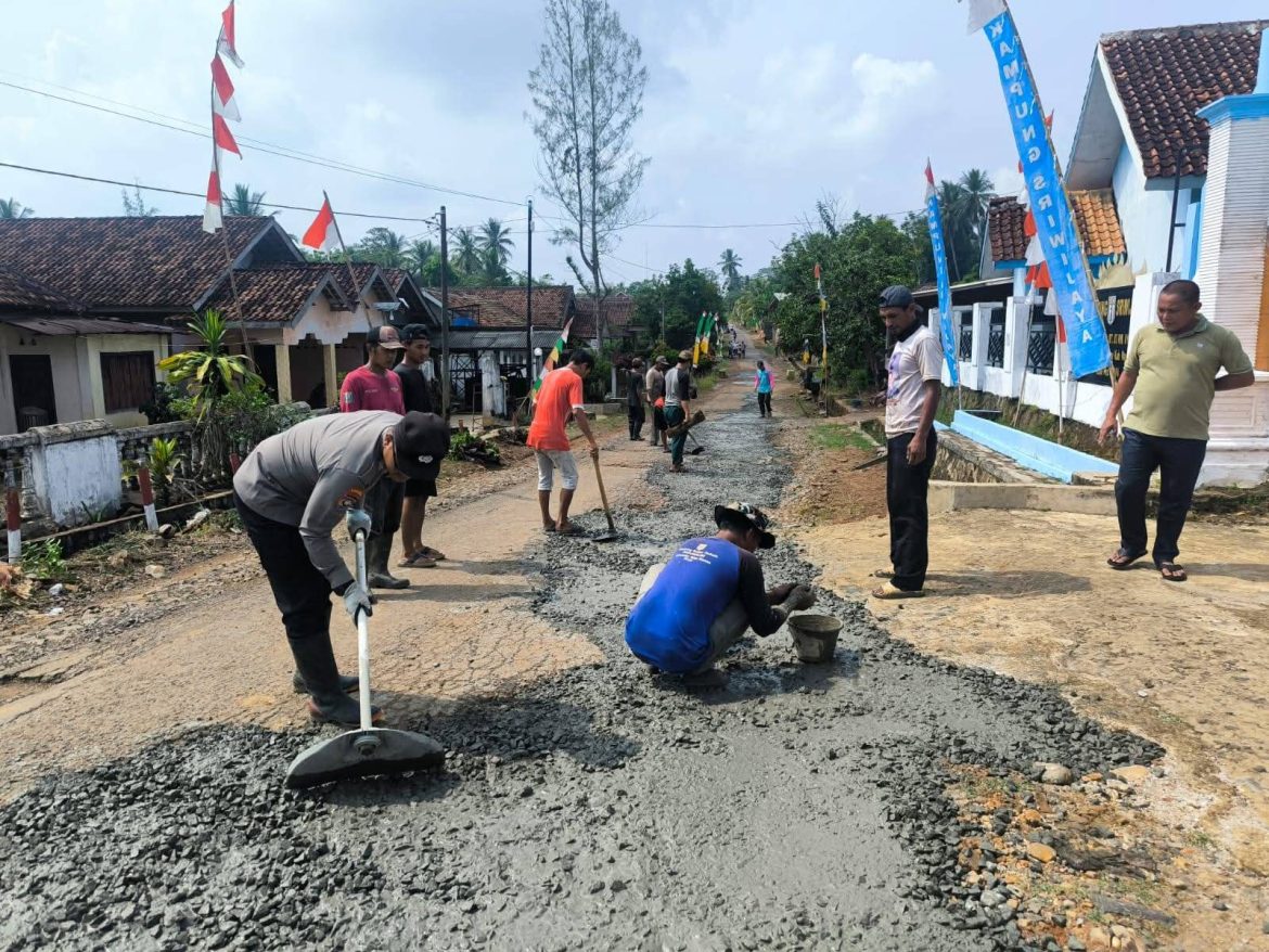 Warga Bersama Kepala Kampung dan Babinsa Kantipmas Bergotong Royong Perbaiki Ruas Jalan Sriwijaya