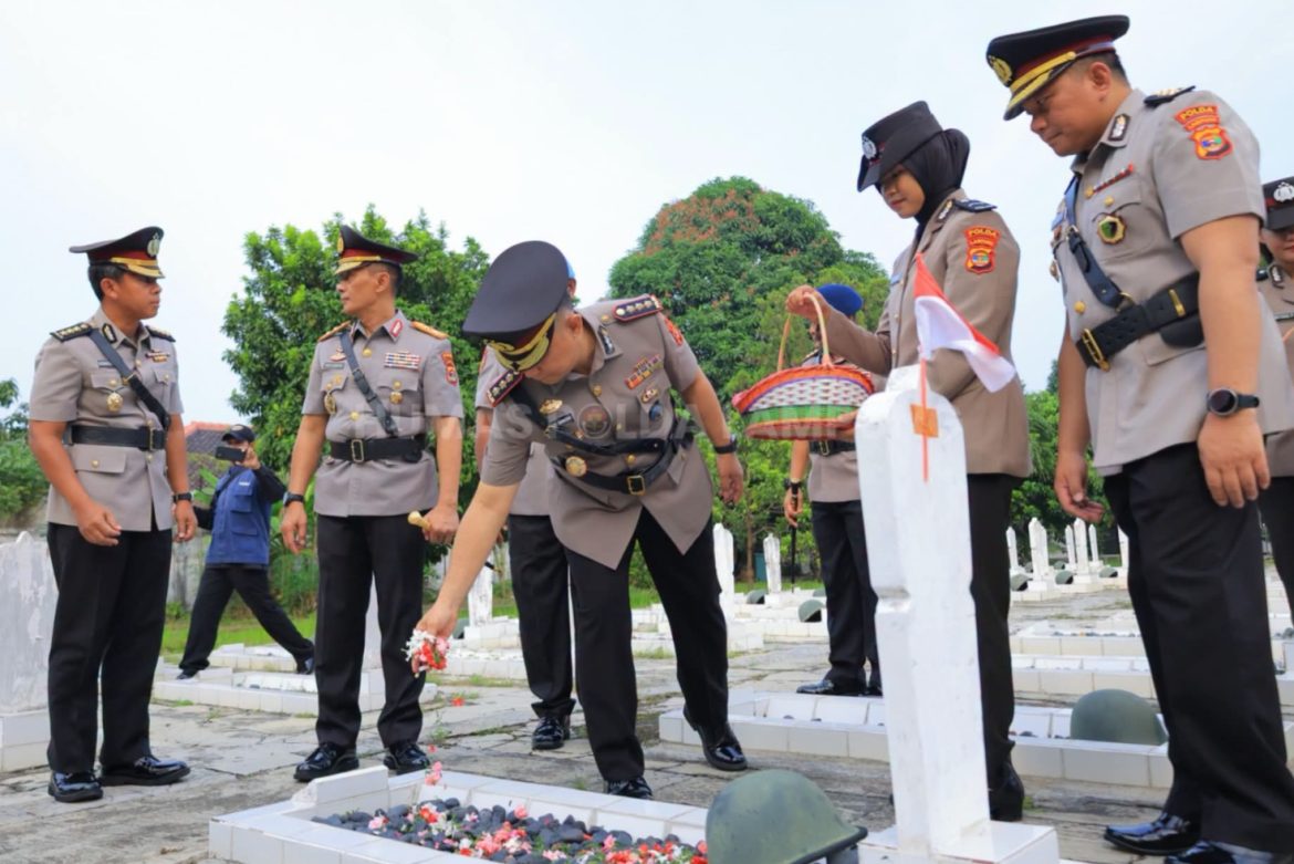 Sambut Hari Bhayangkara ke-80, Kapolda Lampung Pimpin Ziarah ke TMP Tanjung Karang