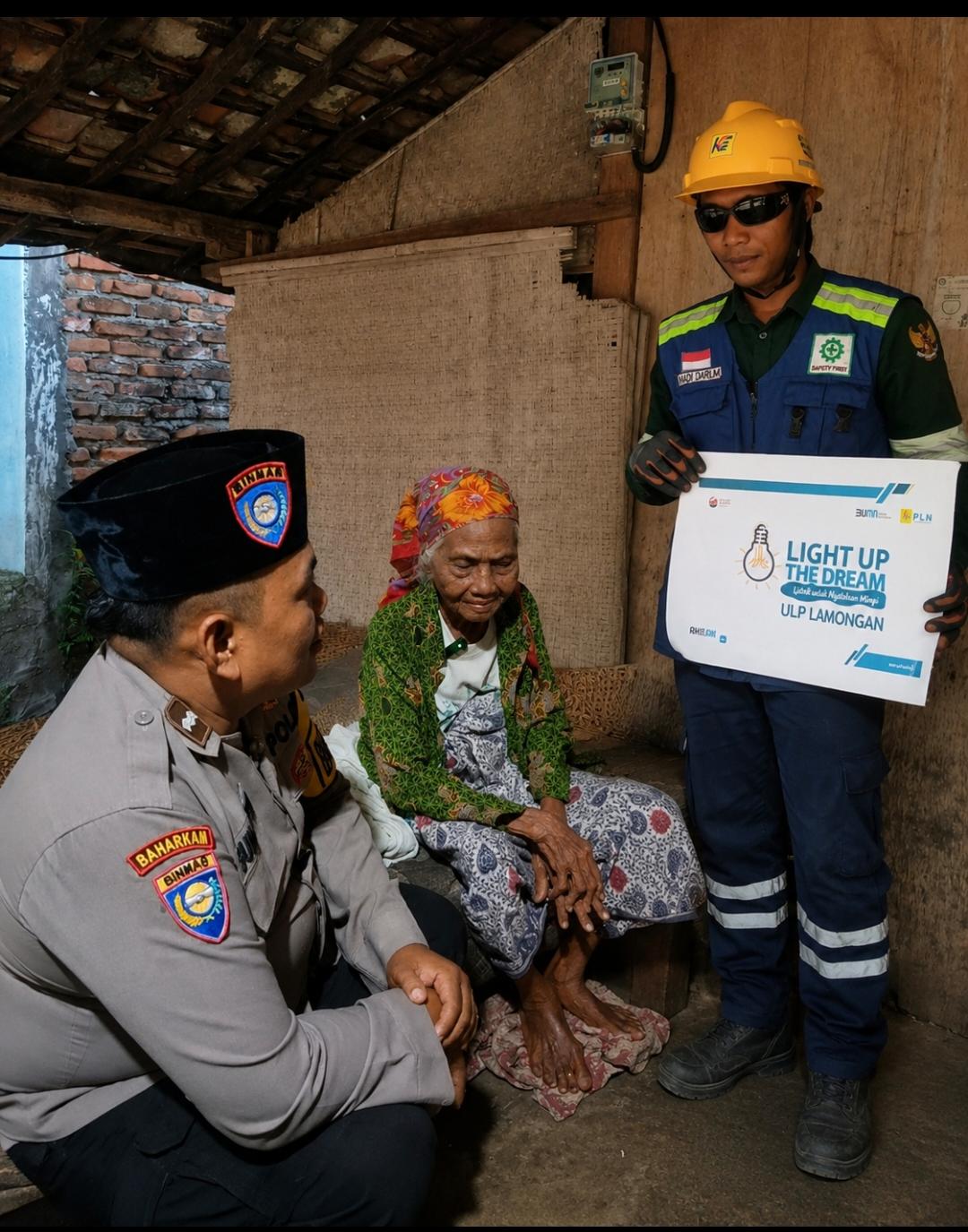 Bhabinkamtibmas Aipda Nanang Sumantri SH. Fasilitasi Bantuan, Lansia 93 Tahun di Lamongan Akhirnya Nikmati Listrik   