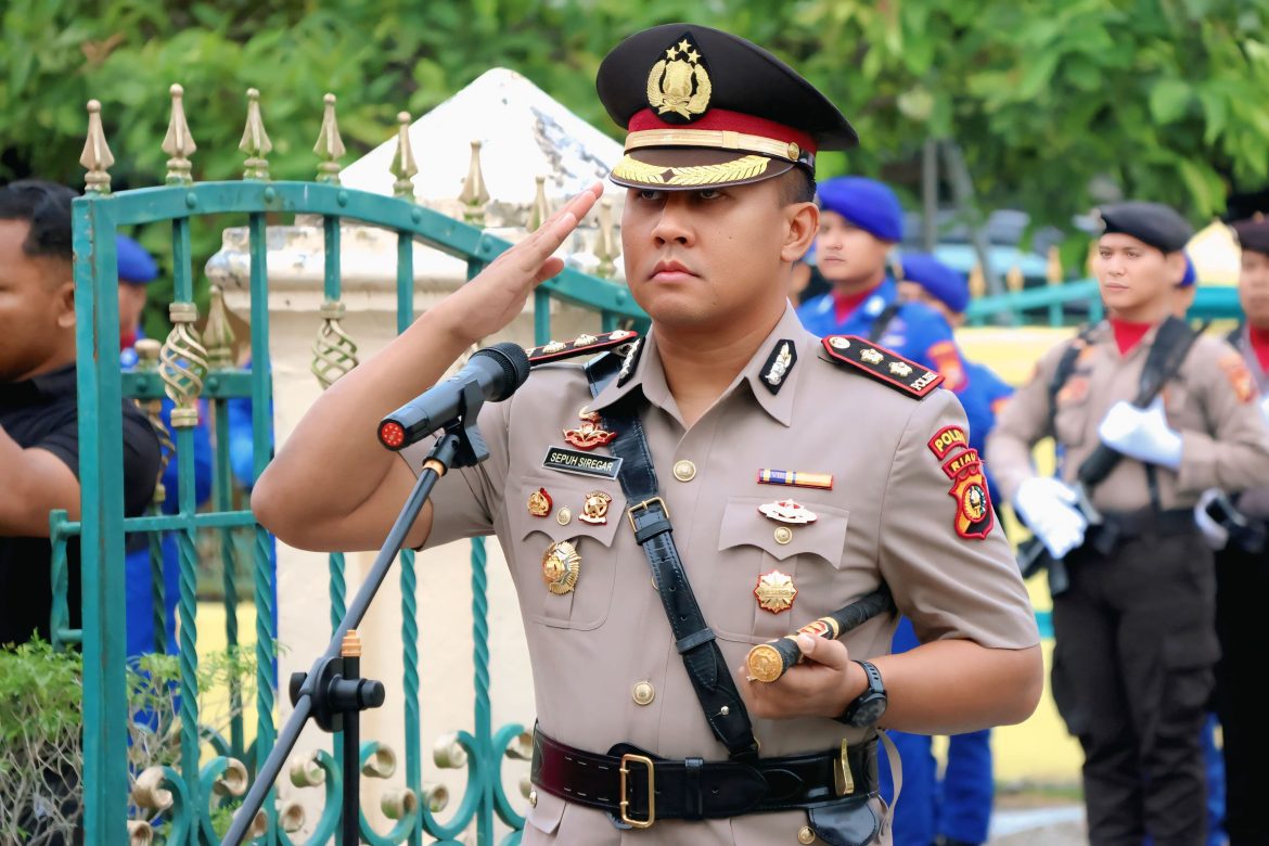 Sambut Hari Bhayangkara ke-80, Khidmat Polres Siak Gelar Upacara Ziarah Rombongan di Makam Pahlawan Nasional Sultan Syarif Kasim 