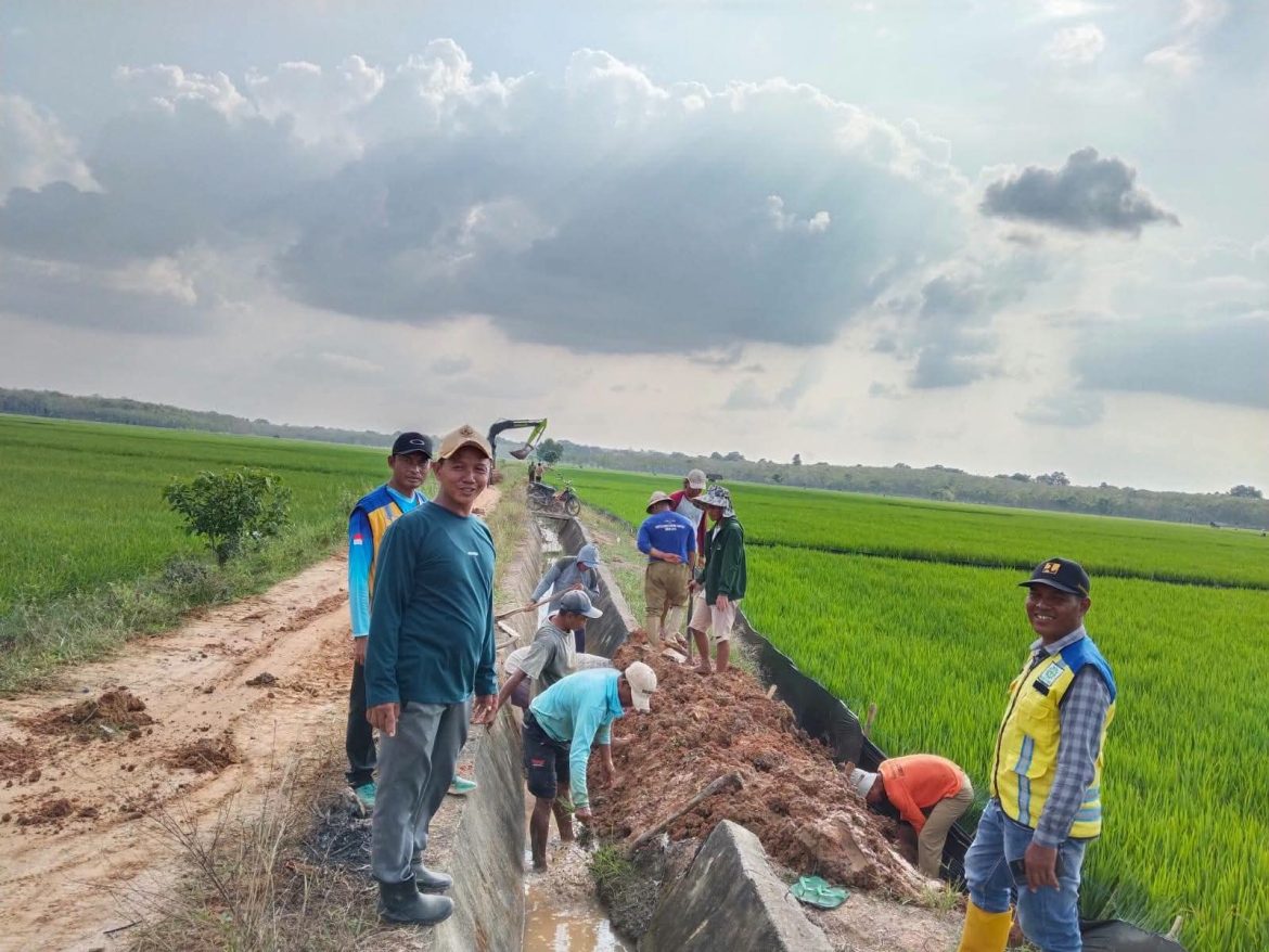Kepala Kampung dan Warga Pisang Indah Bersama Petugas Irigasi Bergotong Royong Jamin Aliran Air Sawah