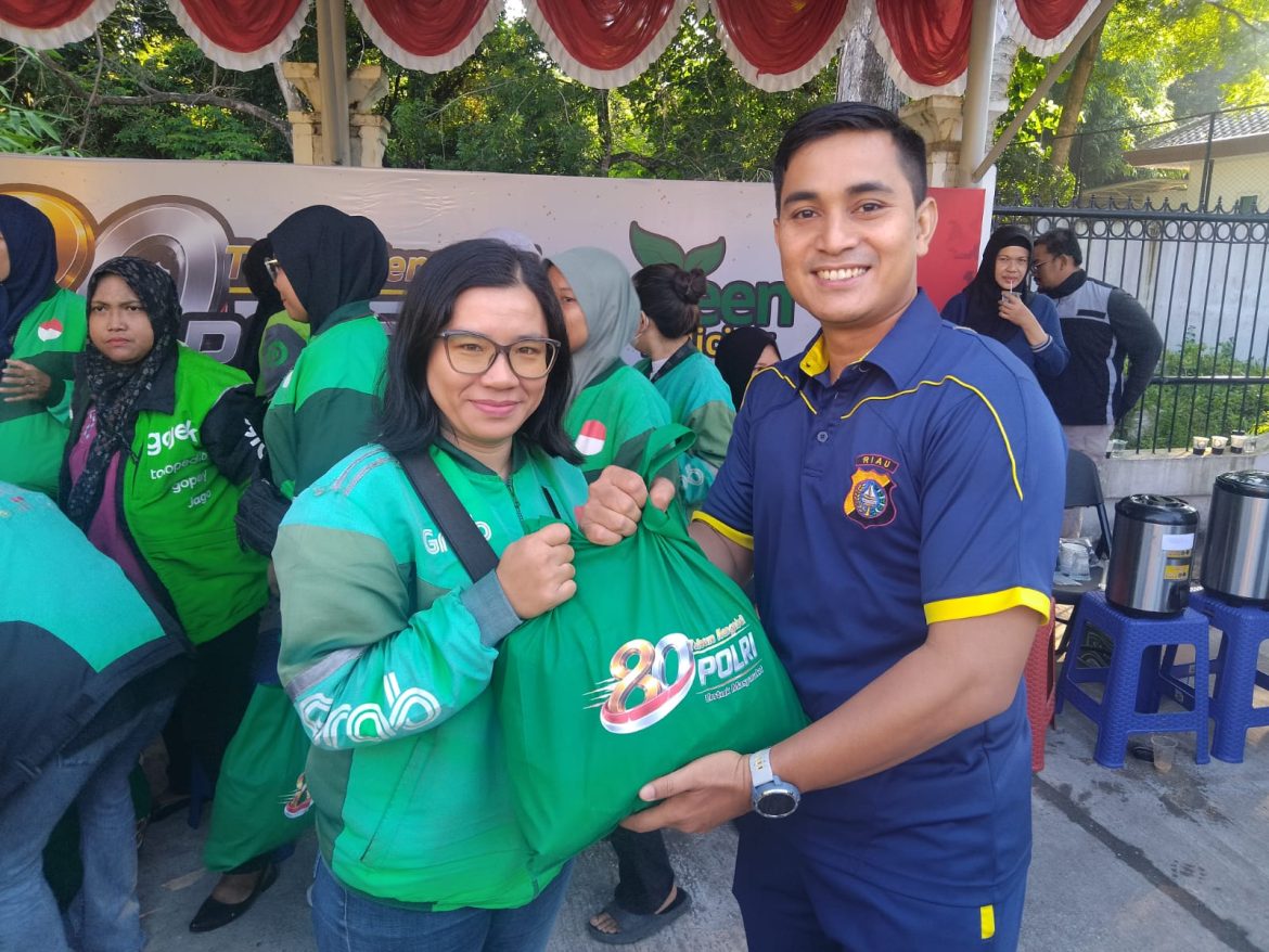 HUT Bhayangkara ke-80, Polda Riau Resmikan Rest Area Ojol dan Salurkan Puluhan Paket Sembako