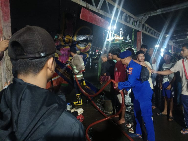 Kapal Nelayan Bermuatan Ikan Terbakar di Dermaga PPN Brondong, Polisi Pastikan Tak Ada Korban Jiwa