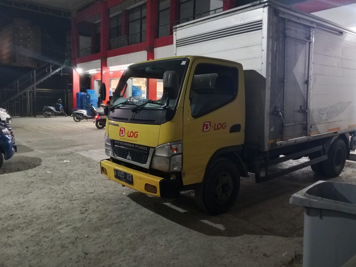Driver Perusahaan B-Log dengan Nomor Polisi B 9325 VCE Dinilai Memiliki Sikap Arogan Kepada Pengunjung Alfamidi