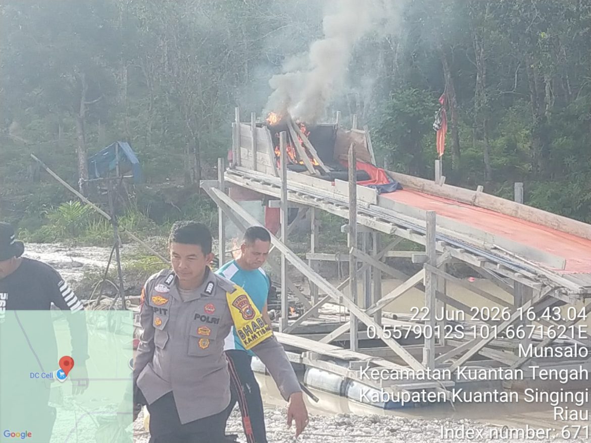 Polsek Kuantan Tengah Tertibkan Aktivitas PETI di Perbatasan PT Agrinas Palma Nusantara, 12 Rakit Lanting Dimusnahkan