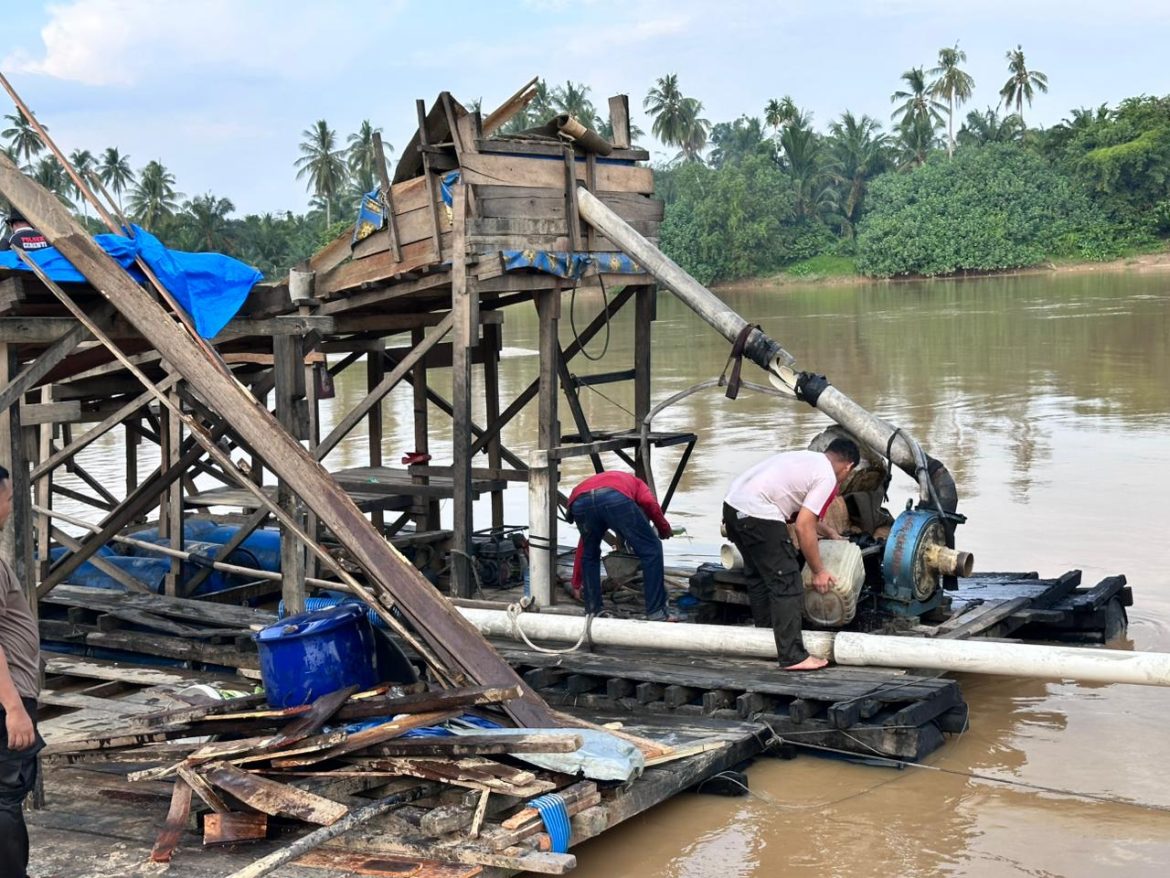 Polsek Cerenti Tindak Lanjuti Laporan Contact Center 110, Empat Rakit PETI Dimusnahkan di Desa Pulau Busuk