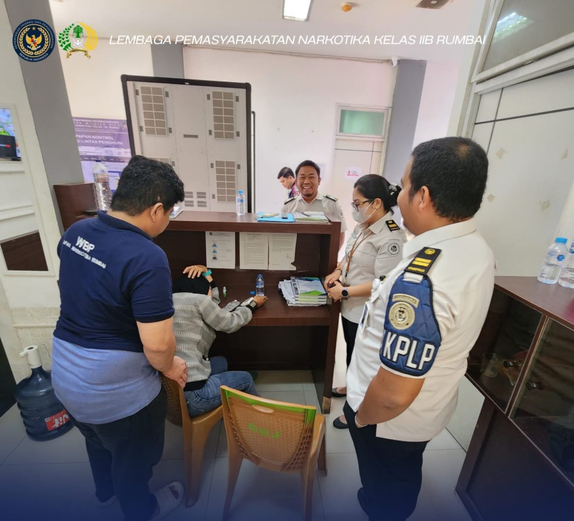 Utamakan Pelayanan, Klinik Lapas Bersama Ka.KPLP Tangani Pengunjung Yang Alami Gangguan Kesehatan