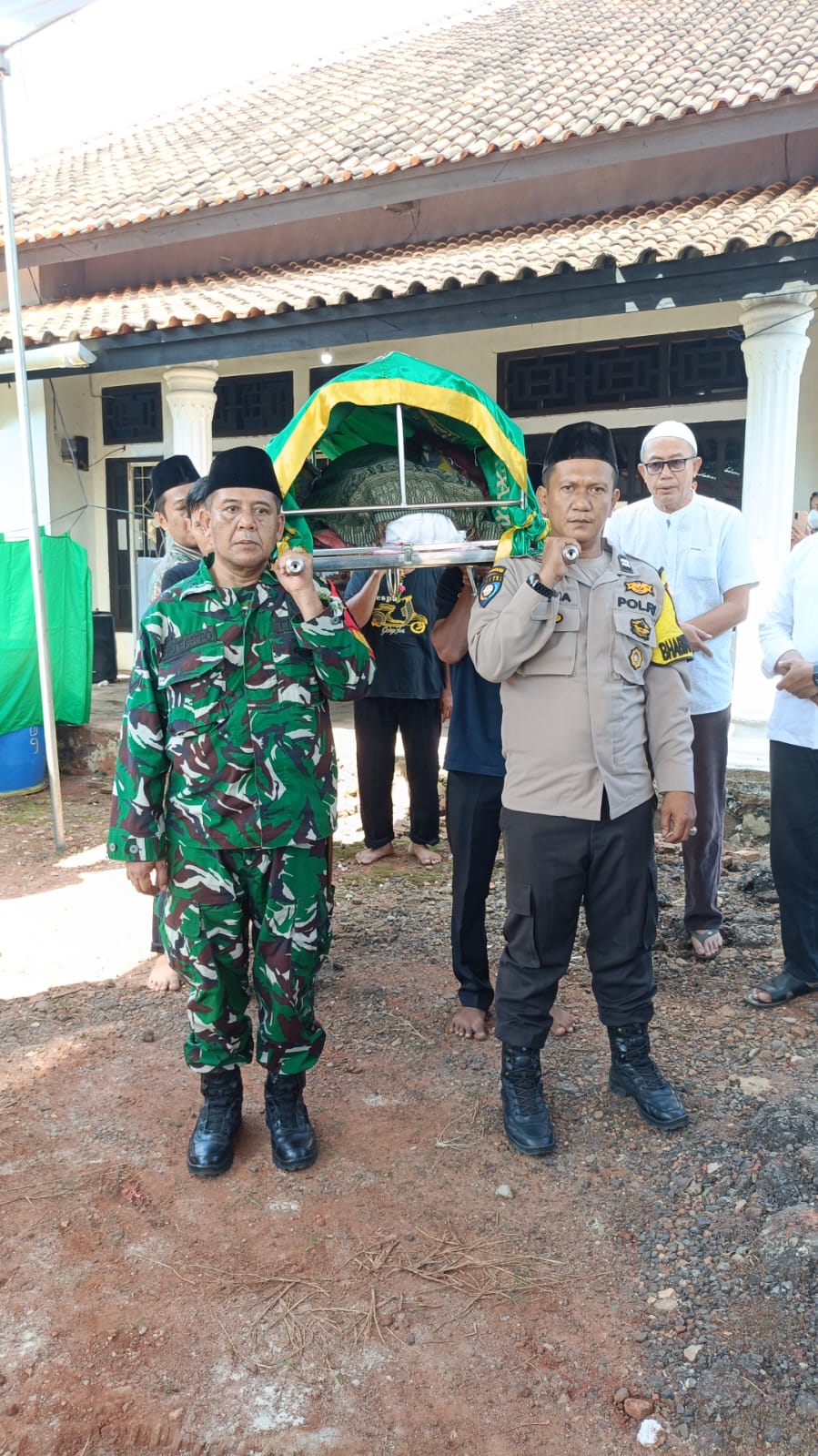 Bhabinkamtibmas Polsek Kotabumi Kota Melayat Kepala Desa Bandar Putih, Wujud Empati dan Kepedulian Polri