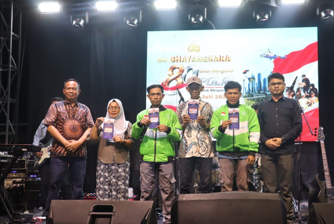 Polres Pohuwato dan Baznas Bagikan SIM C Gratis untuk Ojek Online Saat Puncak Hari Bhayangkara ke-80