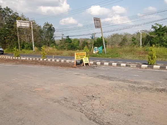 Ruas Jalan KM 04 Hingga Bundaran Ria Kudu Belamgan Umpu, Kabupaten Way Kanan Sedang Dalam Perbaikan, Pengguna Jalan Diminta Lebih Berhati-hati