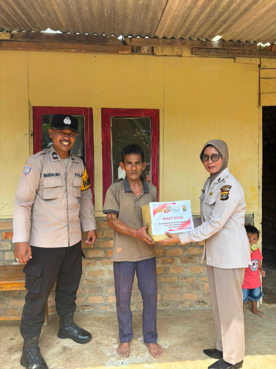 Sambangi Warga, Polsek Baradatu Salurkan Bansos Hari Bhayangkara ke-80