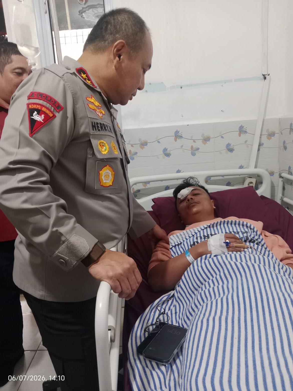Kapolda Riau Jenguk Korban Pengeroyokan, Tegaskan Kasus Diusut Tuntas Tanpa Pandang Bulu 