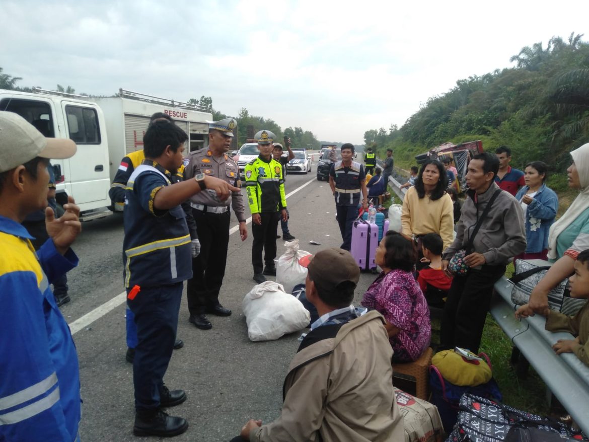 Sigap, Sat PJR Ditlantas Polda Riau Evakuasi Korban Kecelakaan Maut di Tol Pekanbaru–Dumai