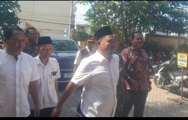Bupati Gresik Serahkan Langsung Bantuan Nasional Bagi 1.177 Petani Gagal Panen (PUSO) DIkantor Camat Cerme   