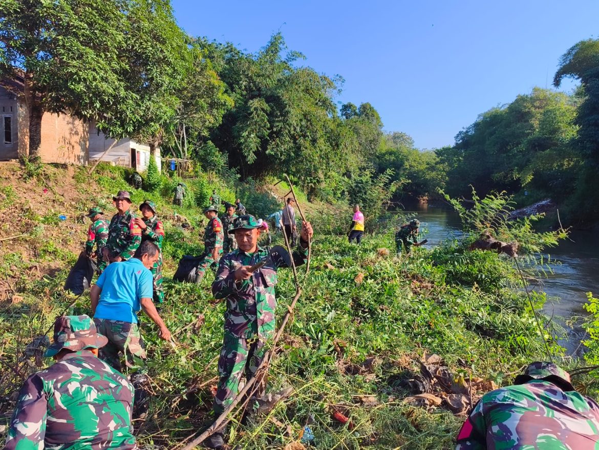 Lawan Tumpukan Sampah Sungai, Kodim 0412/LU Motori aksi Bersih-Bersih Sungai Bersejarah Way Sesah Radin Inten Asri