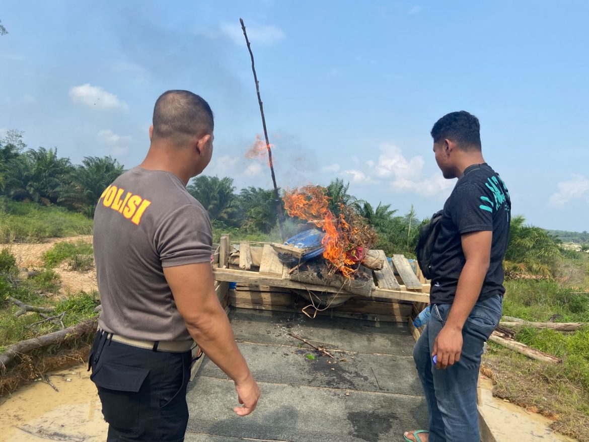 Polsek Kuantan Hilir Tertibkan Aktivitas PETI, Sembilan Rakit Dimusnahkan