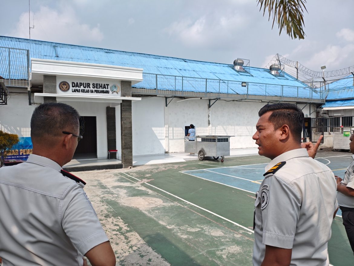 Pastikan Berjalan Optimal, Kalapas Pekanbaru Yuniarto Tinjau Progres Pembangunan Dapur Sehat