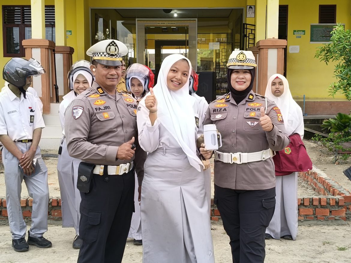 Bangun Generasi Tertib Berlalu Lintas dan Peduli Lingkungan, Ditlantas Polda Riau Gelar Police Goes to School di SMAN 19 Pekanbaru