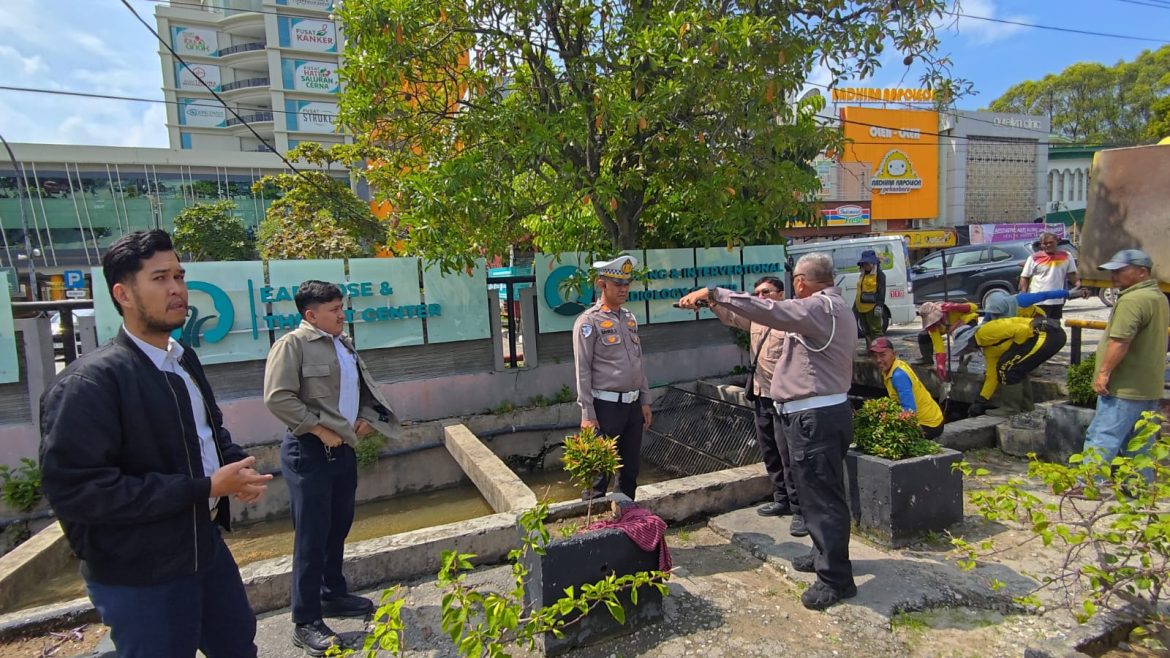 Ditlantas Polda Riau Bergerak Cepat Tindak Lanjuti Titik Banjir di Depan RS Awal Bros, Berkolaborasi dengan PUPR