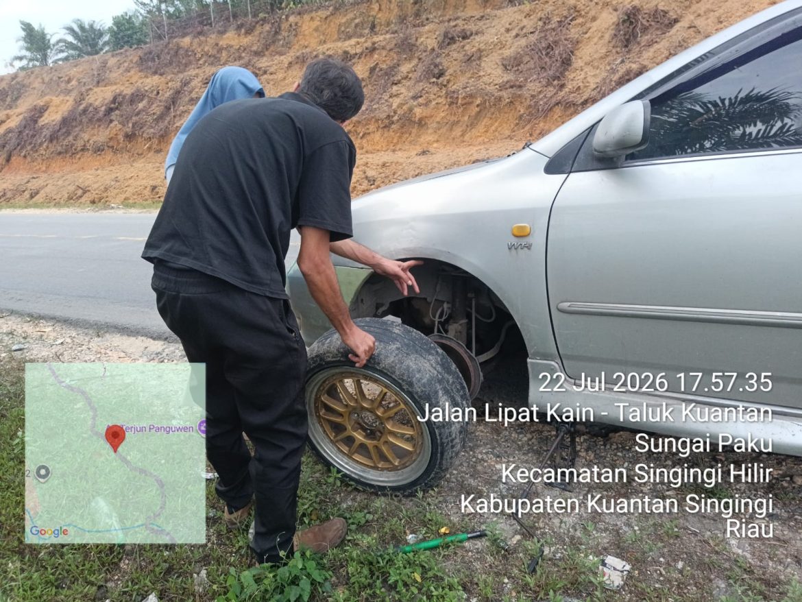 Respons Cepat Layanan Call Center 110, Polsek Singingi Hilir Bantu Pengendara yang Alami Ban Bocor