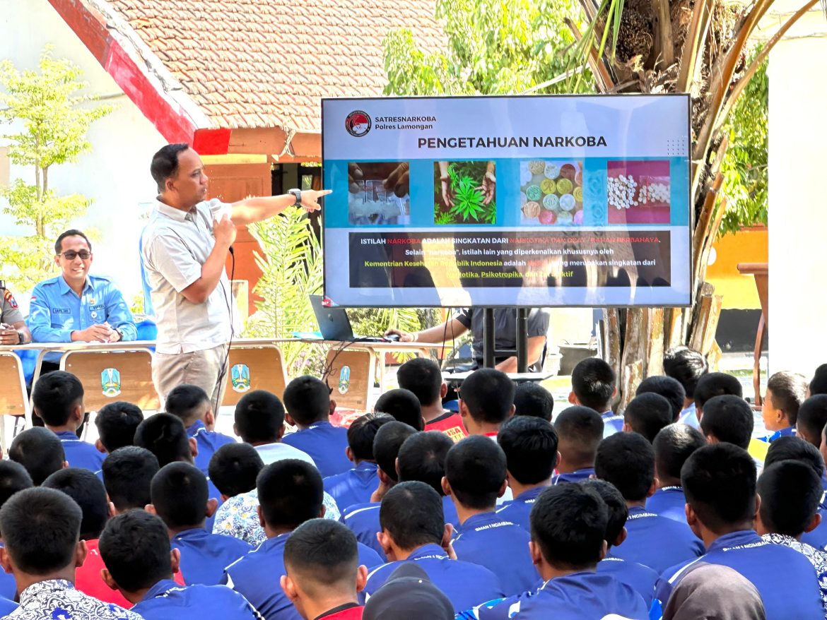 Satresnarkoba Polres Lamongan Edukasi Ratusan Pelajar SMAN 1 Ngimbang tentang Bahaya Narkoba