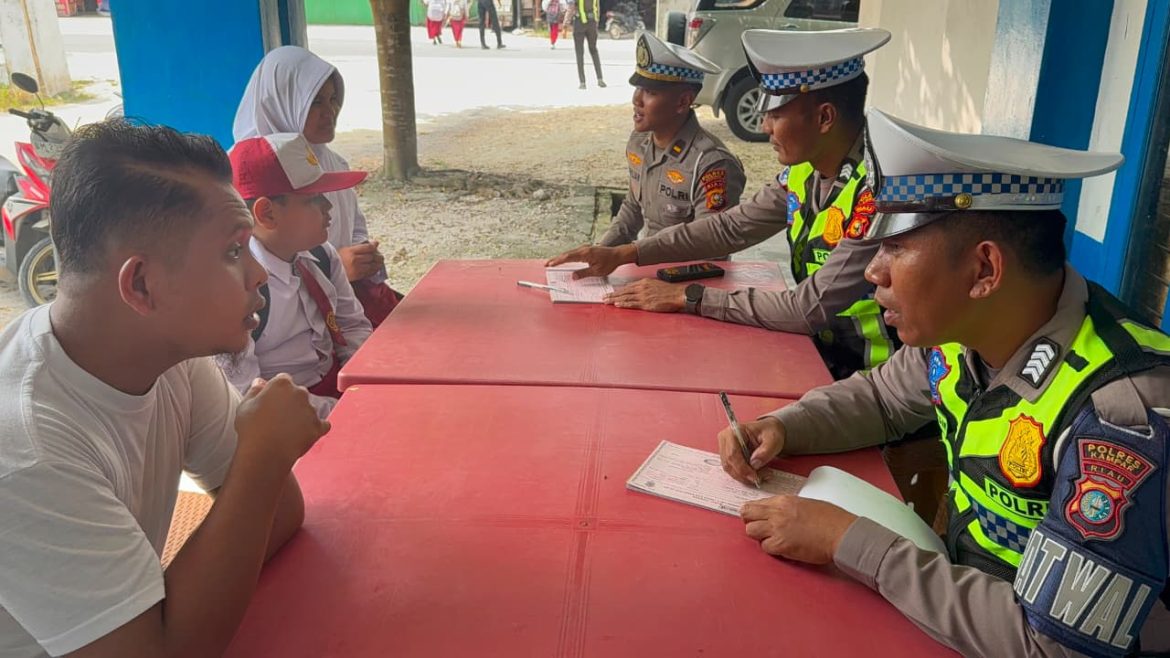 Satlantas Polres Kampar Gelar Patroli dan Teguran Humanis, Tingkatkan Disiplin Berlalu Lintas di Kampar Kiri Hilir